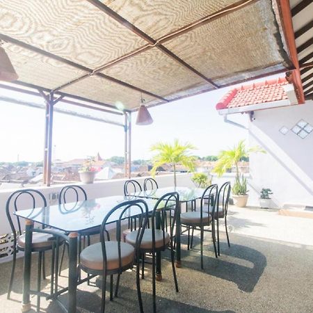 Отель Reddoorz Near Pantai Boom Баньюванги Экстерьер фото