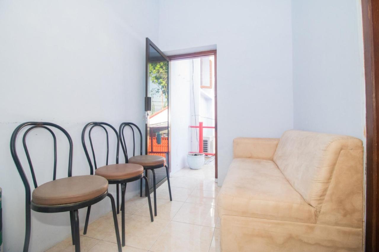 Отель Reddoorz Near Pantai Boom Баньюванги Экстерьер фото
