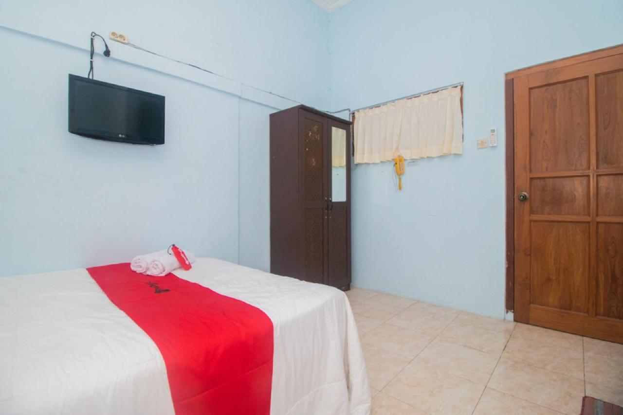 Отель Reddoorz Near Pantai Boom Баньюванги Экстерьер фото
