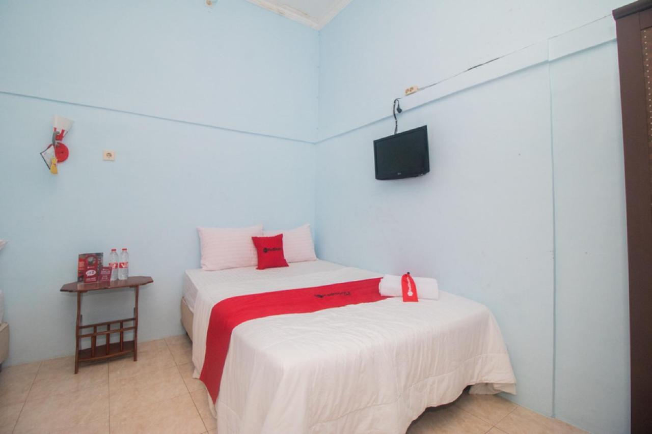 Отель Reddoorz Near Pantai Boom Баньюванги Экстерьер фото