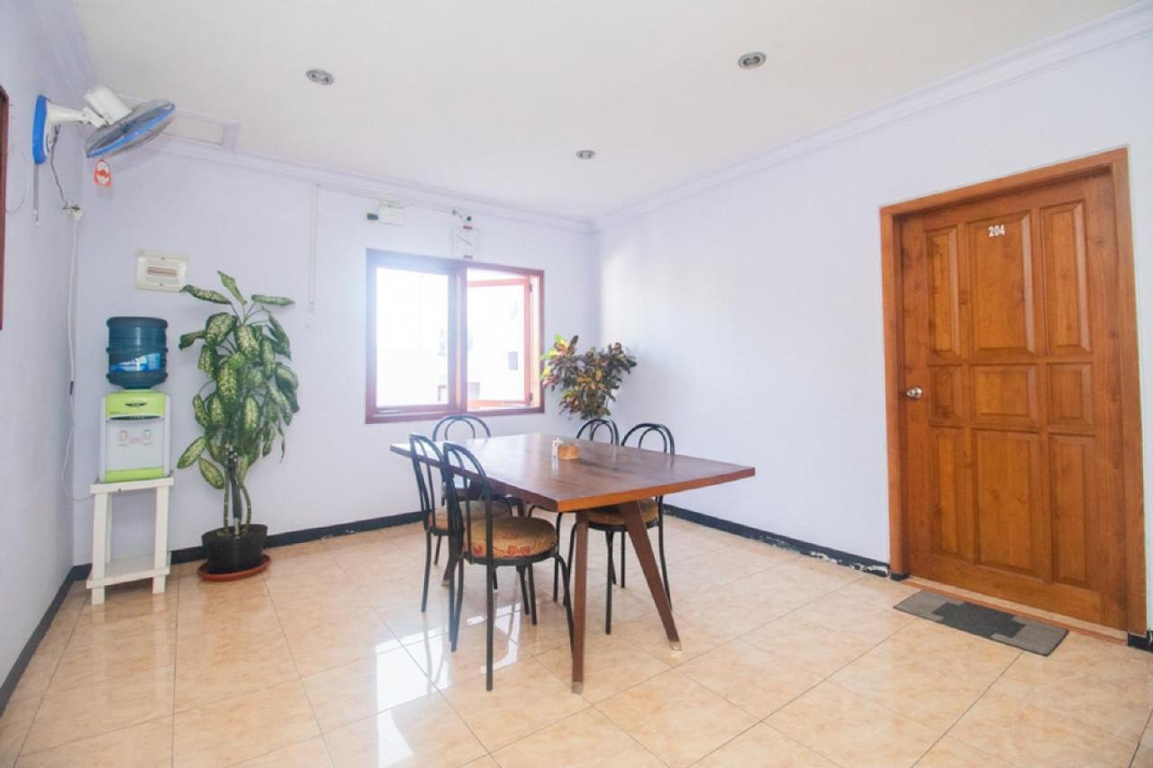 Отель Reddoorz Near Pantai Boom Баньюванги Экстерьер фото