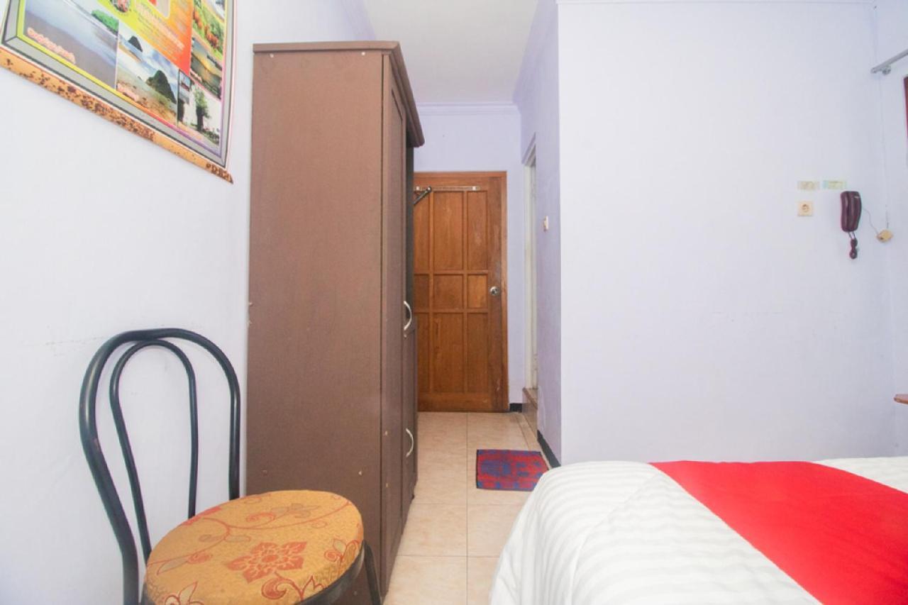 Отель Reddoorz Near Pantai Boom Баньюванги Экстерьер фото
