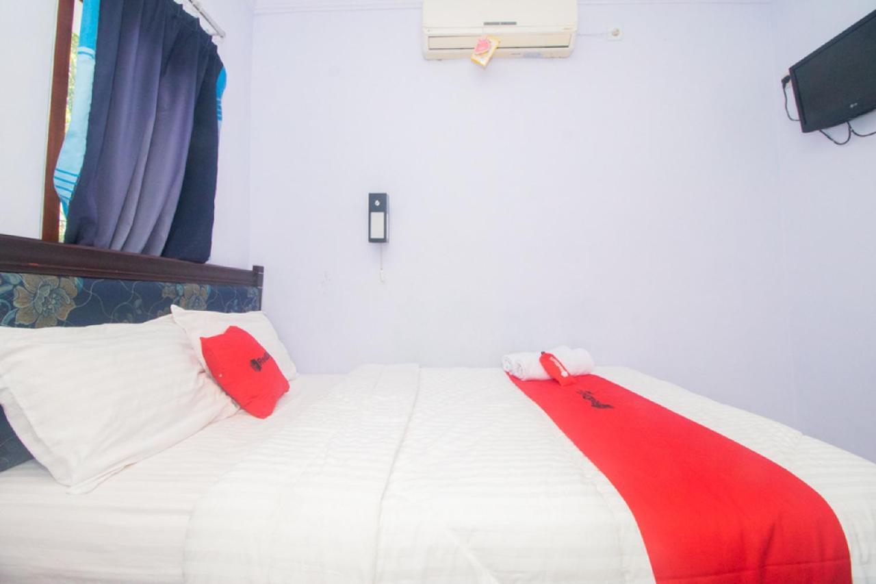 Отель Reddoorz Near Pantai Boom Баньюванги Экстерьер фото