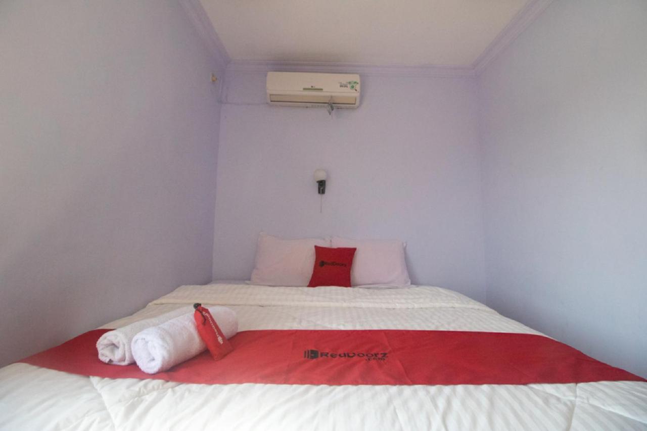 Отель Reddoorz Near Pantai Boom Баньюванги Экстерьер фото