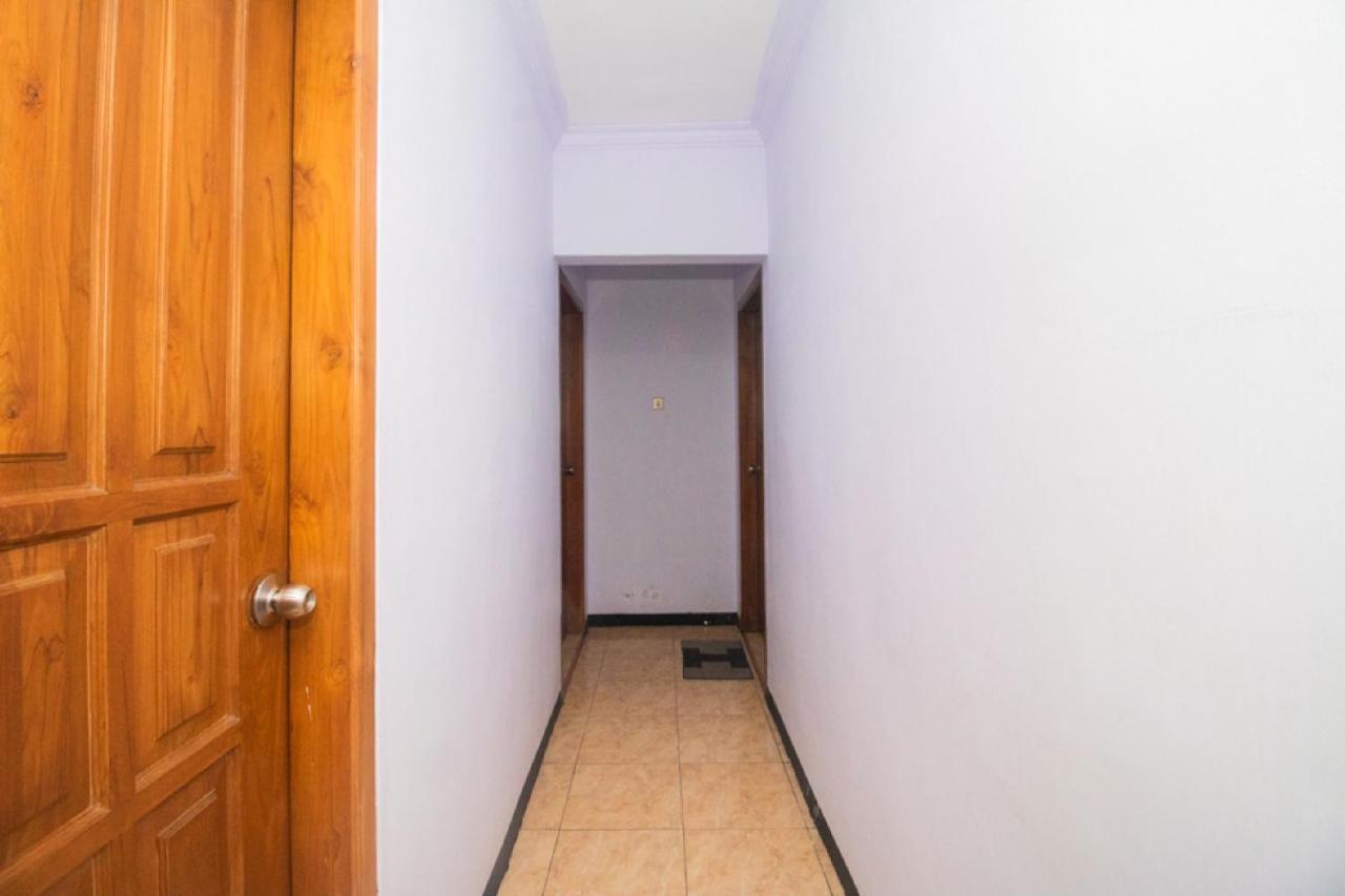 Отель Reddoorz Near Pantai Boom Баньюванги Экстерьер фото