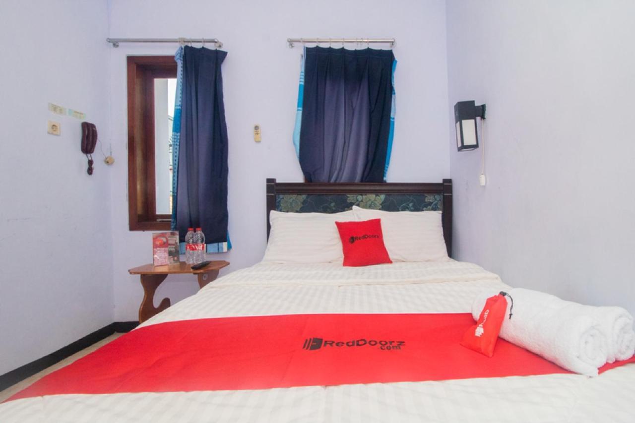 Отель Reddoorz Near Pantai Boom Баньюванги Экстерьер фото