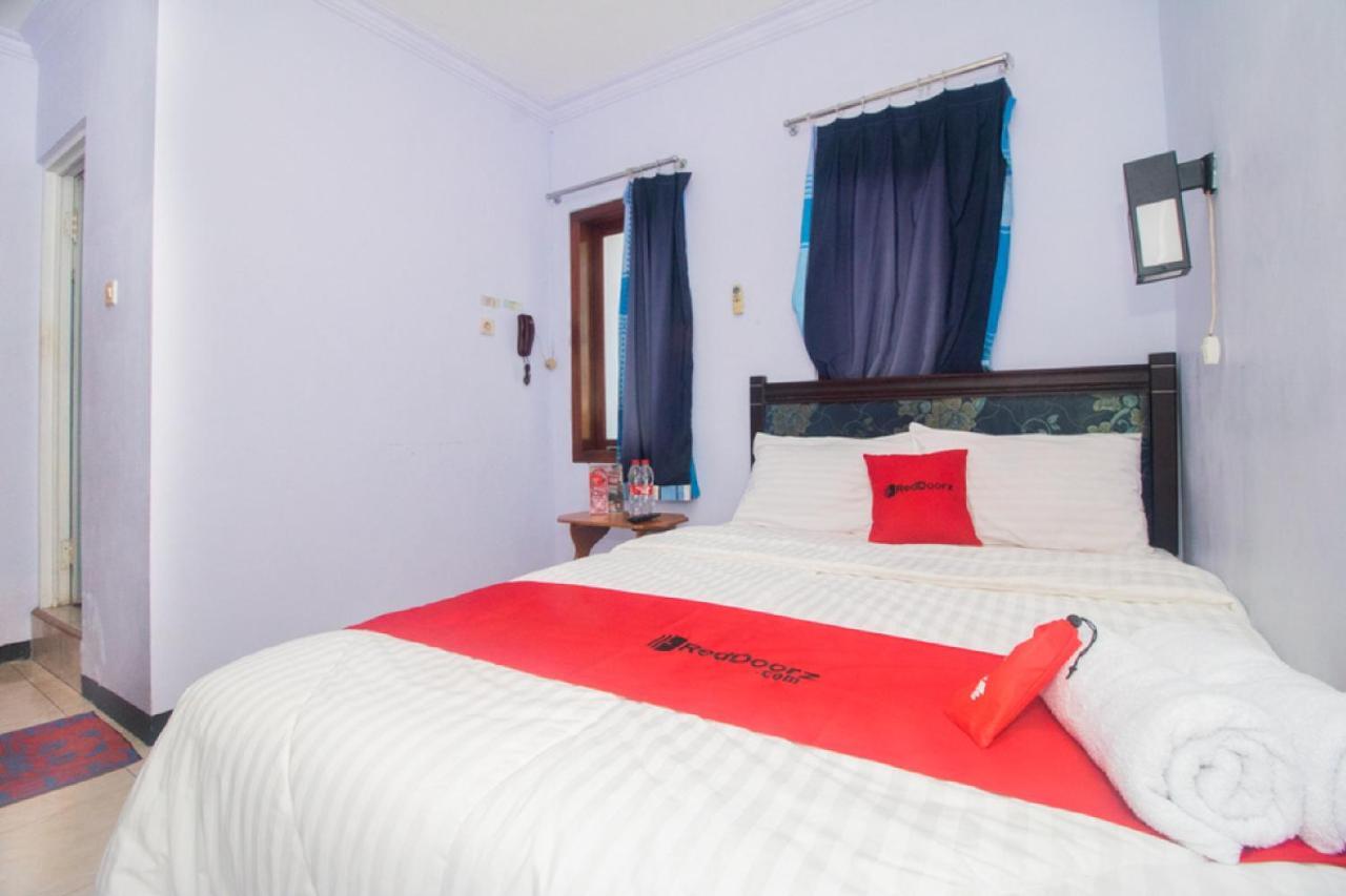 Отель Reddoorz Near Pantai Boom Баньюванги Экстерьер фото